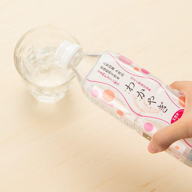 わかやぎをコップに入れている写真